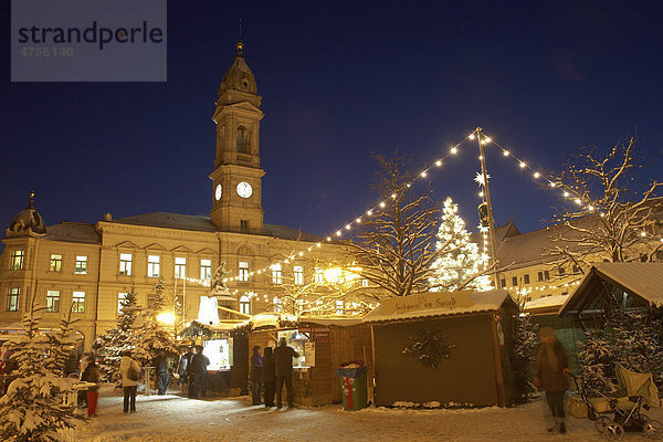 Weihnachtsmarkt vor dem Rathaus  Weihnachtsbaum  Großenhain  Sachsen  Deutschland  Europa