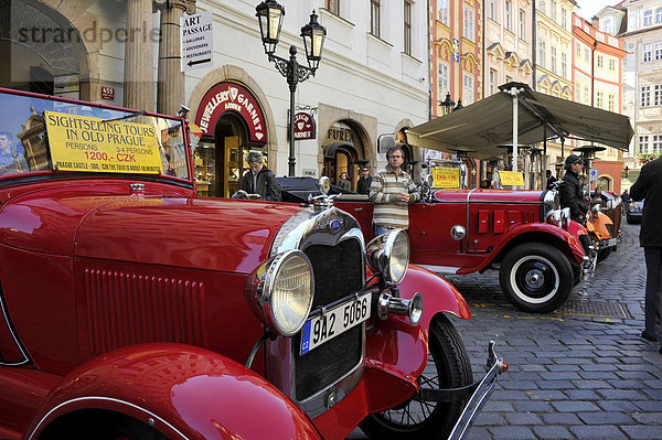 Oldtimer-Automobile für Sightseeing Tours  Kleiner Ring  Altstadt  Prag  Böhmen  Tschechien  Europa