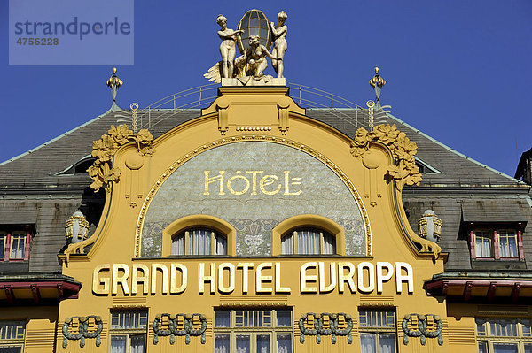 Jugendstil-Figuren auf dem Giebel des Grand Hotel Europa  Wenzelsplatz  Prag  Böhmen  Tschechien  Europa