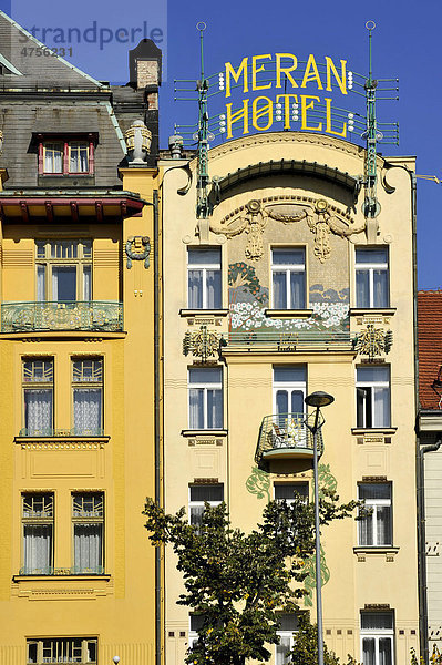 Giebel mit Schriftzug Meran Hotel im Jugendstil  Wenzelsplatz  Prag  Böhmen  Tschechien  Europa