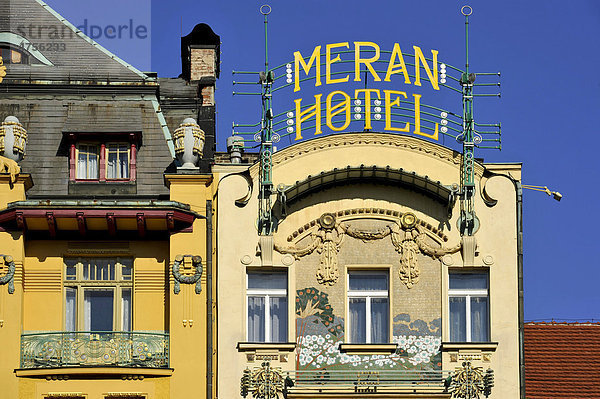 Giebel mit Schriftzug Meran Hotel im Jugendstil  Wenzelsplatz  Prag  Böhmen  Tschechien  Europa
