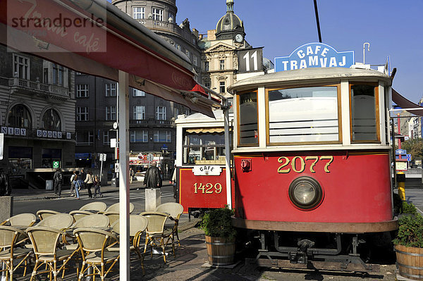 Alte Straßenbahnwaggons  Tram CafÈ  Wenzelsplatz  Prag  Böhmen  Tschechien  Europa