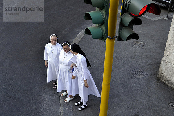 Drei Nonnen in der Innenstadt von Rom  Latium  Italien  Europa