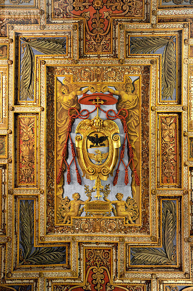 Wappen von Kardinal Gabrielli auf hölzerner Kassettendecke der Basilika San Sebastiano fuori le mura über der Sebastians-Katakombe  Via Appia Antica  Rom  Latium  Italien  Europa