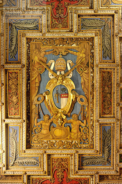Wappen von Papst Gregor XVI. auf hölzerner Kassettendecke der Basilika San Sebastiano fuori le mura über der Sebastians-Katakombe  Via Appia Antica  Rom  Latium  Italien  Europa
