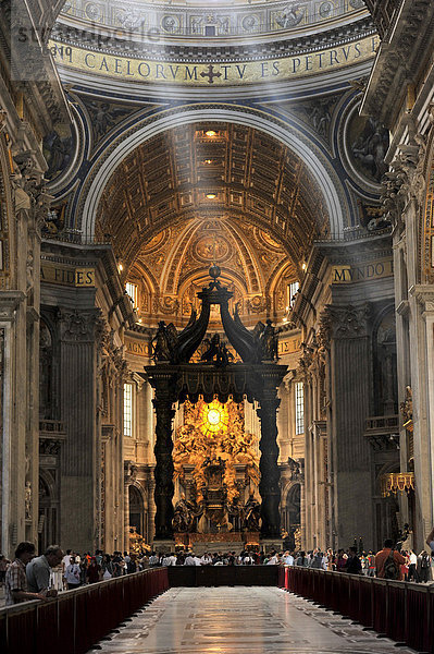 Baldachin von Bernini über dem Papstaltar der Basilika St. Peter oder Petersdom  Vatikan  Rom  Latium  Italien  Europa