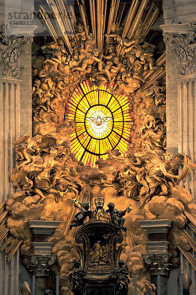 Gloria mit Fenster aus böhmischem Glas über Kathedra Petri mit Lehrstuhl des Simon Petrus von Bernini in der Apsis der Basilika St. Peter oder Petersdom  Vatikan  Rom  Latium  Italien  Europa