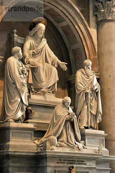 Denkmal für Papst Pius VIII. mit Jesus Christus und den Aposteln Petrus und Paulus  Basilika St. Peter oder Petersdom  Vatikan  Rom  Latium  Italien  Europa