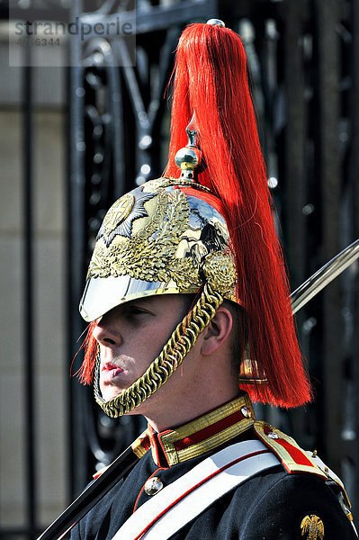 Ein Soldat der Horse Guards in Whitehall  London  England  Großbritannien  Europa