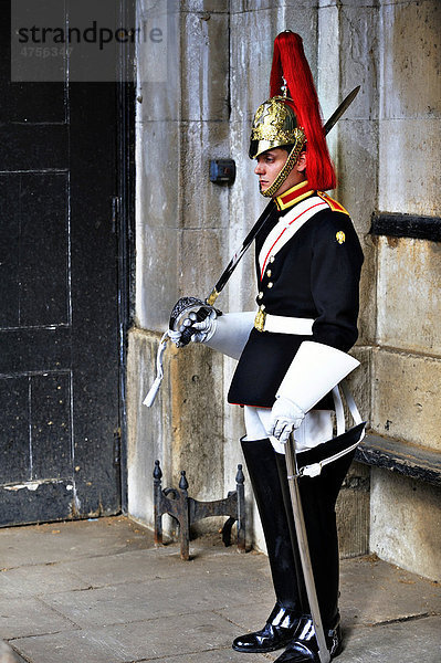 Ein Soldat der Horse Guards in Whitehall  London  England  Großbritannien  Europa