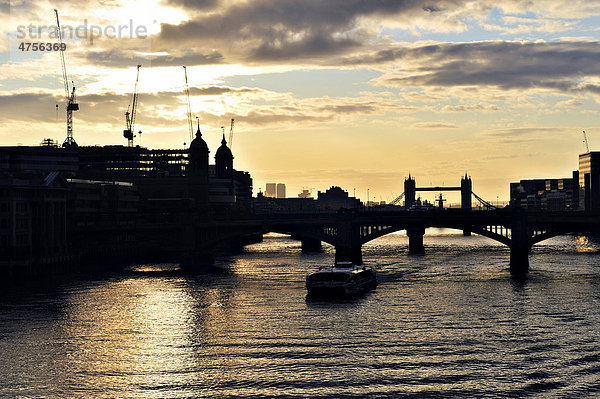 Morgenrot über der Themse  London  England  Großbritannien  Europa