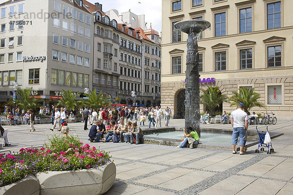 Richard-Strauss-Brunnen von Hans Wimmer in der Neuhauser Straße im Bezirk Altstadt-Lehel  München  Bayern  Deutschland  Europa