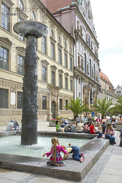 Richard-Strauss-Brunnen von Hans Wimmer in der Neuhauser Straße im Bezirk Altstadt-Lehel  München  Bayern  Deutschland  Europa