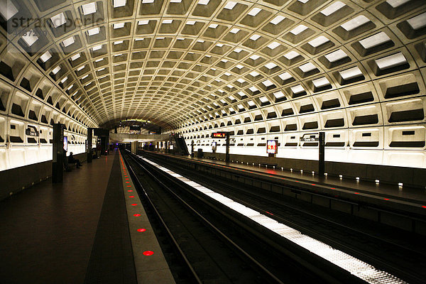 Moderne U-Bahn Haltestelle Crystal City  Washington DC  USA  Amerika