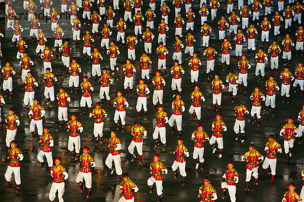 Tänzer und Akrobaten beim Arirang-Festival  einer nordkoreanischen Massenveranstaltung  Pjöngjang  Nordkorea  Asien