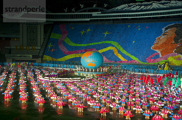 Tänzer und Akrobaten beim Arirang-Festival  einer nordkoreanischen Massenveranstaltung  Pjöngjang  Nordkorea  Asien