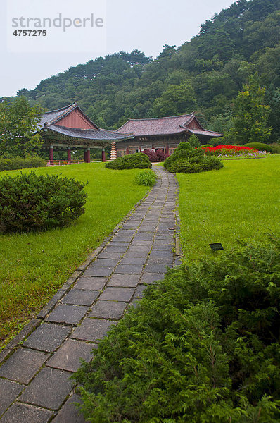 Buddhistischer Pohyon-Tempel am Berg Myohyang-san  Nordkorea  Asien