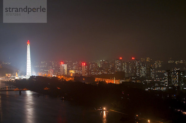 Skyline bei Nacht  links der Juche-Turm  Chuchíe-Turm  Pjöngjang  Nordkorea  Asien