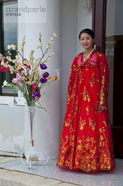 Traditionell gekleidete Frau im Koryo Museum  Songgyungwan  Kaesong  Nordkorea  Asien