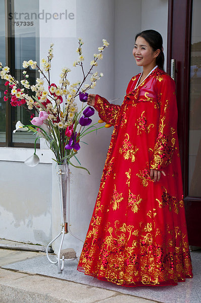 Traditionell gekleidete Frau im Koryo Museum  Songgyungwan  Kaesong  Nordkorea  Asien