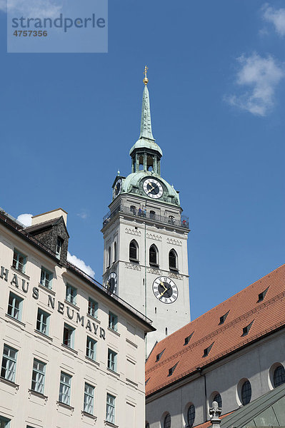 Alter Peter  Turm der Pfarrkirche St. Peter  Blick vom Viktualienmarkt  München  Oberbayern  Bayern  Deutschland  Europa