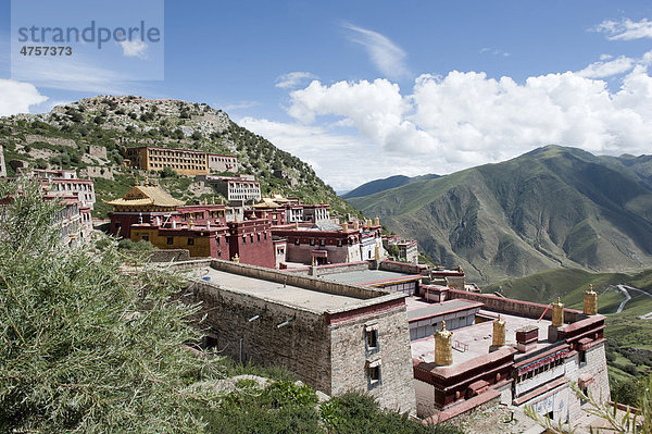 Tibetischer Buddhismus  Ganden-Kloster  große Klosteranlage  am Berghang bei Lhasa  Himalaja  Zentraltibet  Ü-Tsang  Autonomes Gebiet Tibet  Volksrepublik China  Asien