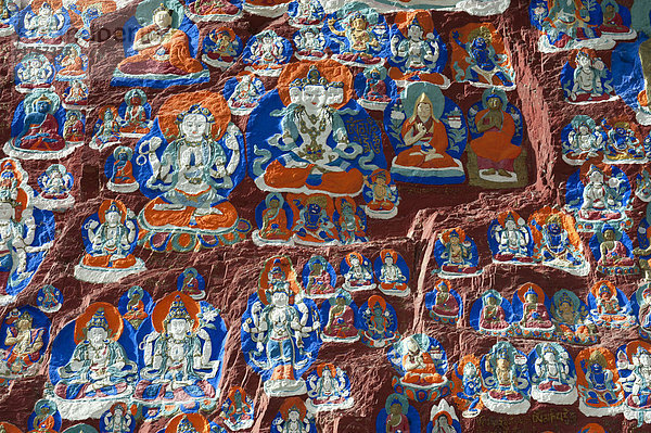 Tibetischer Buddhismus  bunte Felsmalerei  viele Darstellungen von Buddha und Mönchen  Pilgerweg Lingkhor  Altstadt  Lhasa  Himalaja  Zentraltibet  Ü-Tsang  Autonomes Gebiet Tibet  Volksrepublik China  Asien