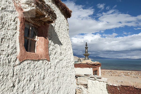 Tibetischer Buddhismus  Fenster und Gemäuer  Kloster Chiu Gompa über dem Manasarovar-See  Mapham Yutsho  Kailash-Gebiet  Ngari  Transhimalaja  Himalaja  Westtibet  Autonomes Gebiet Tibet  Volksrepublik China  Asien