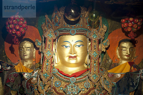 Tibetischer Buddhismus  goldenes altes Felsrelief von Buddha  Palha Lu-Puk Kloster  Lhasa  Himalaja  Ü-Tsang  Zentraltibet  Autonomes Gebiet Tibet  Volksrepublik China  Asien