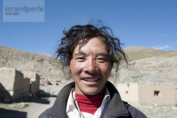 Tibetischer Buddhismus  Portrait  glücklicher Pilger  wirres Haar  Darchen  Pilgerweg um den heiligen Berg Kailash  Kora  Himalaja  Ngari  Westtibet  Autonomes Gebiet Tibet  Volksrepublik China  Asien