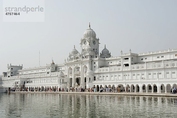 Sikhismus  See und langer Seitentrakt  heiliger Goldener Tempel  Golden Temple  Hari Mandir  Amritsar  Bundesstaat Punjab  Indien  Südasien  Asien