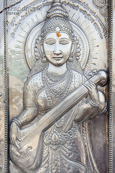 Hinduismus  beschlagenes Silber  Saraswati mit Instrument  Göttin der Weisheit und Gelehrsamkeit  Durgiana Mandir Vishnu Tempel  Amritsar  Bundesstaat Punjab  Indien  Südasien  Asien