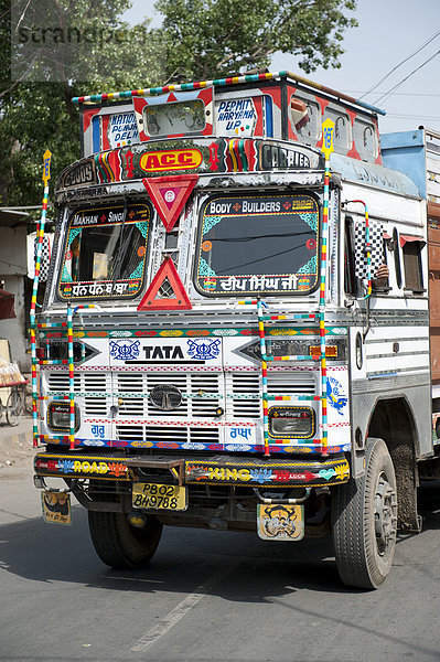 Verkehr  Tata LKW  reich geschmücktes Führerhaus  Amritsar  Bundesstaat Punjab  Indien  Südasien  Asien