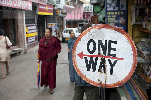 Mönch und Schild One Way  tibetischer Buddhismus  Straße in Upper Dharamsala  McLeod Ganj  Bundesstaat Himachal Pradesh  Indien  Südasien  Asien