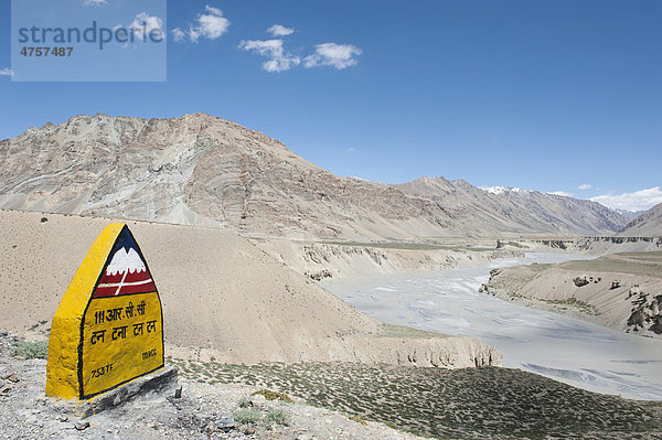 Tafel an der Passstraße Manali-Leh-Highway  Gebirgslandschaft  bei Sarchu  Distrikt Lahaul und Spiti  Bundesstaat Himachal Pradesh  Indien  Südasien  Asien