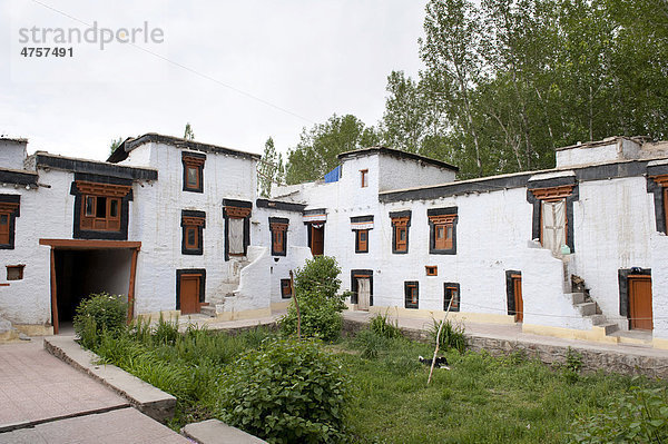 Tibetischer Buddhismus  Klosterinnenhof  Kloster Sankar Gompa  Leh  Distrikt Ladakh  Bundesstaat Jammu und Kaschmir  Indien  Südasien  Asien