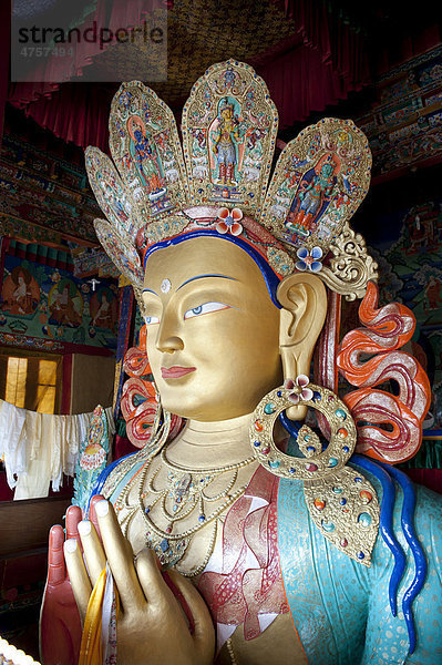 Tibetischer Buddhismus  Portrait Buddhastatue  berühmter Buddha Maitreya  Buddha der Zukunft  Kloster Thiksey Gompa bei Leh  Distrikt Ladakh  Bundesstaat Jammu und Kaschmir  Indien  Südasien  Asien