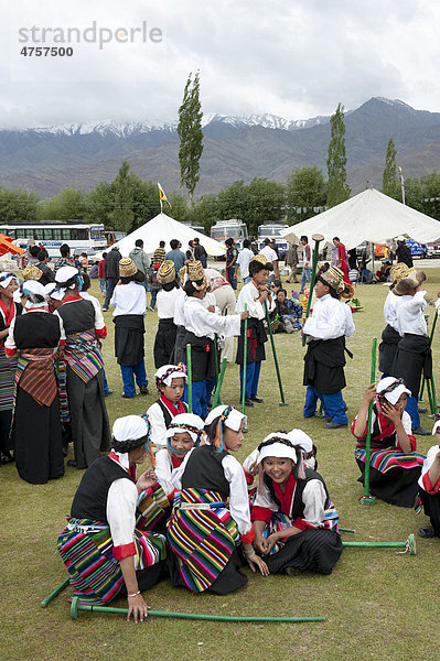Tibetisches Fest  Gruppe Mädchen und Jungen in Tracht  Leh  Distrikt Ladakh  Bundesstaat Jammu und Kaschmir  Indien  Südasien  Asien