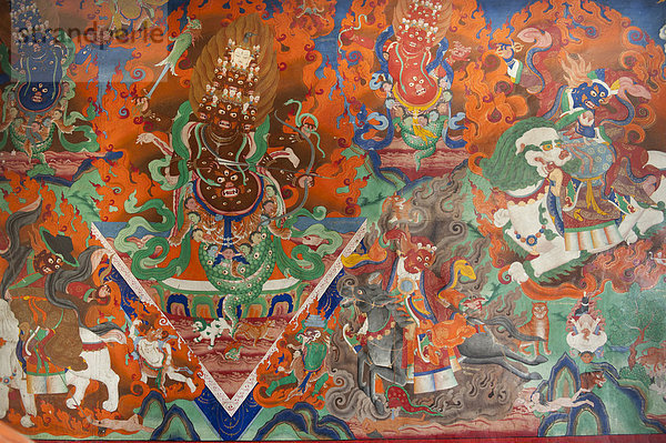 Tibetischer Buddhismus  alte Wandmalerei in der Versammlungshalle  Dämon im Kampf mit Pfeil und Bogen  Kloster Trakthok Gompa  Sakti bei Leh  Distrikt Ladakh  Bundesstaat Jammu und Kaschmir  Indien  Südasien  Asien