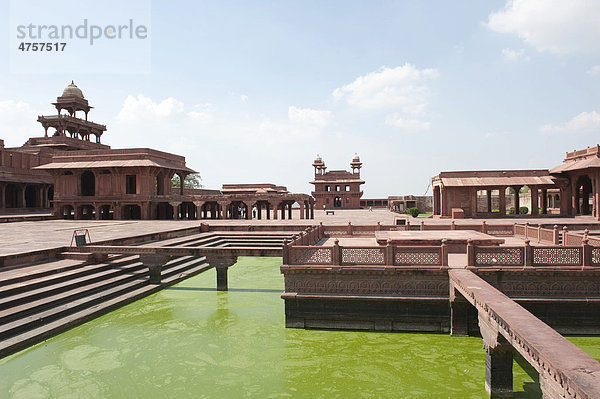 Mogul-Architektur  Königspalast  Ghat mit Teich  grünes Wasser  fünfstöckiger Palast Panch Mahal und Audienzhalle Diwan-i-Khas  Fatehpur Sikri  Bundesstaat Uttar Pradesh  Indien  Südasien  Asien