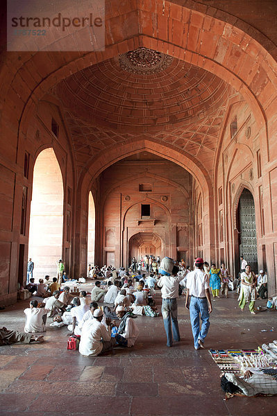 Mogul-Architektur  Moschee  hoher Raum  Halle  Gläubige  viele Menschen sitzen am Boden im Siegestor Buland Darwaza  Jama Masjid  Fatehpur Sikri  Bundesstaat Uttar Pradesh  Indien  Südasien  Asien