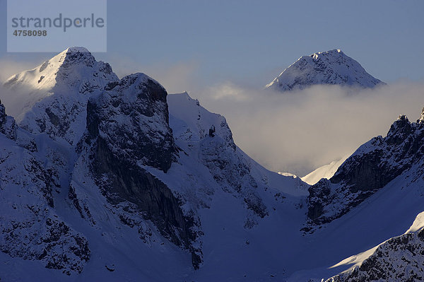 Winterliche Berggipfel mit Nebelschwaden  Kleinwalsertal  Vorarlberg  Österreich  Europa