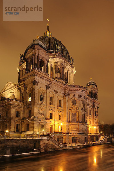Berliner Dom im Licht der Dämmerung  Berlin  Deutschland  Europa