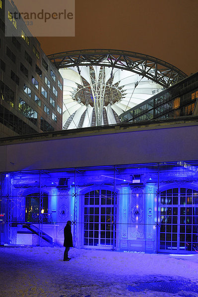 Gebäudekomplex des Sony Center bei Abenddämmerung mit bunter Beleuchtung  Potsdamerplatz  Berlin  Deutschland  Europa