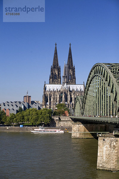 Kölner Dom  Hohenzollernbrücke  Köln  Nordrhein-Westfalen  Deutschland  Europa