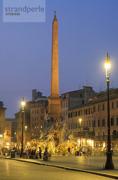 Brunnen Fontana dei Quattro Fiumi auf der Piazza Navona am Abend  Rom  Italien  Europa