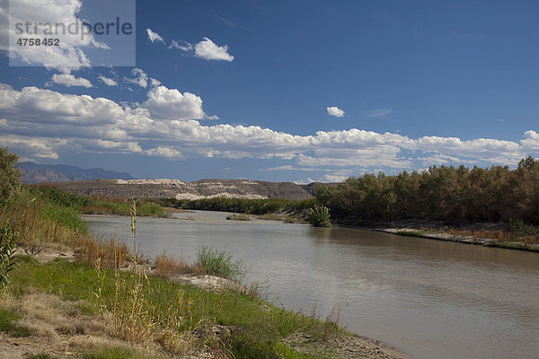 Der Fluss Rio Grande trennt die USA  vorne  und Mexiko  hinten im Bild  Big-Bend-Nationalpark  Texas  USA