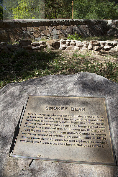 Das Grab von Smokey Bear  Symbolfigur des US Forest Service  Smokey Bear Historical Park  Capitan  New Mexico  USA