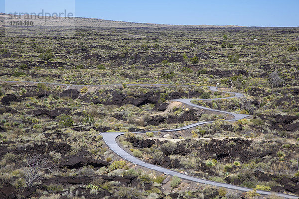 Der Malpais Nature Trail Wanderweg windet sich durch das Malpais Lava Flow im Valley of Fires Recreation Area  Chihuahua-Wüste  Carrizozo  New Mexico  USA