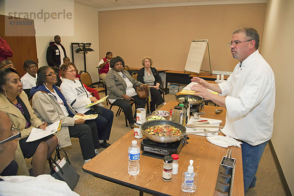 Michael Schram von Gleaners Food Bank präsentiert eine Demonstration zum gesunden Kochen für Eltern von Schulkindern in Detroit  Teil einer Parent Academy  die von der Lehrergewerkschaft American Federation of Teachers organisiert wurde  Detroit  Michigan  USA
